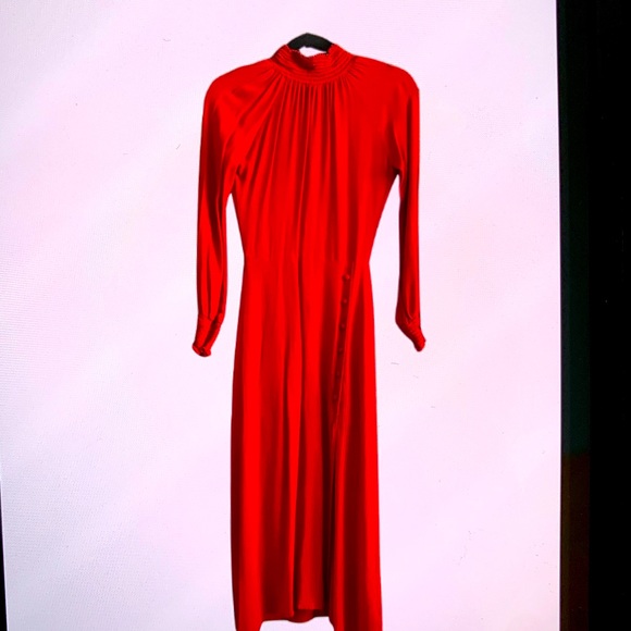 Reformation Dresses & Skirts - Love this 💃🏿dress, but it’s too small on me